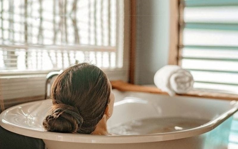 Tắm nước ấm trước khi ngủ