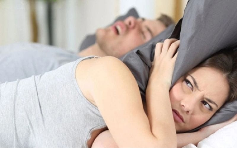 Tự ghi âm hoặc dùng app theo dõi giấc ngủ là một cách để biết mình ngủ có ngáy không rất hiệu quả